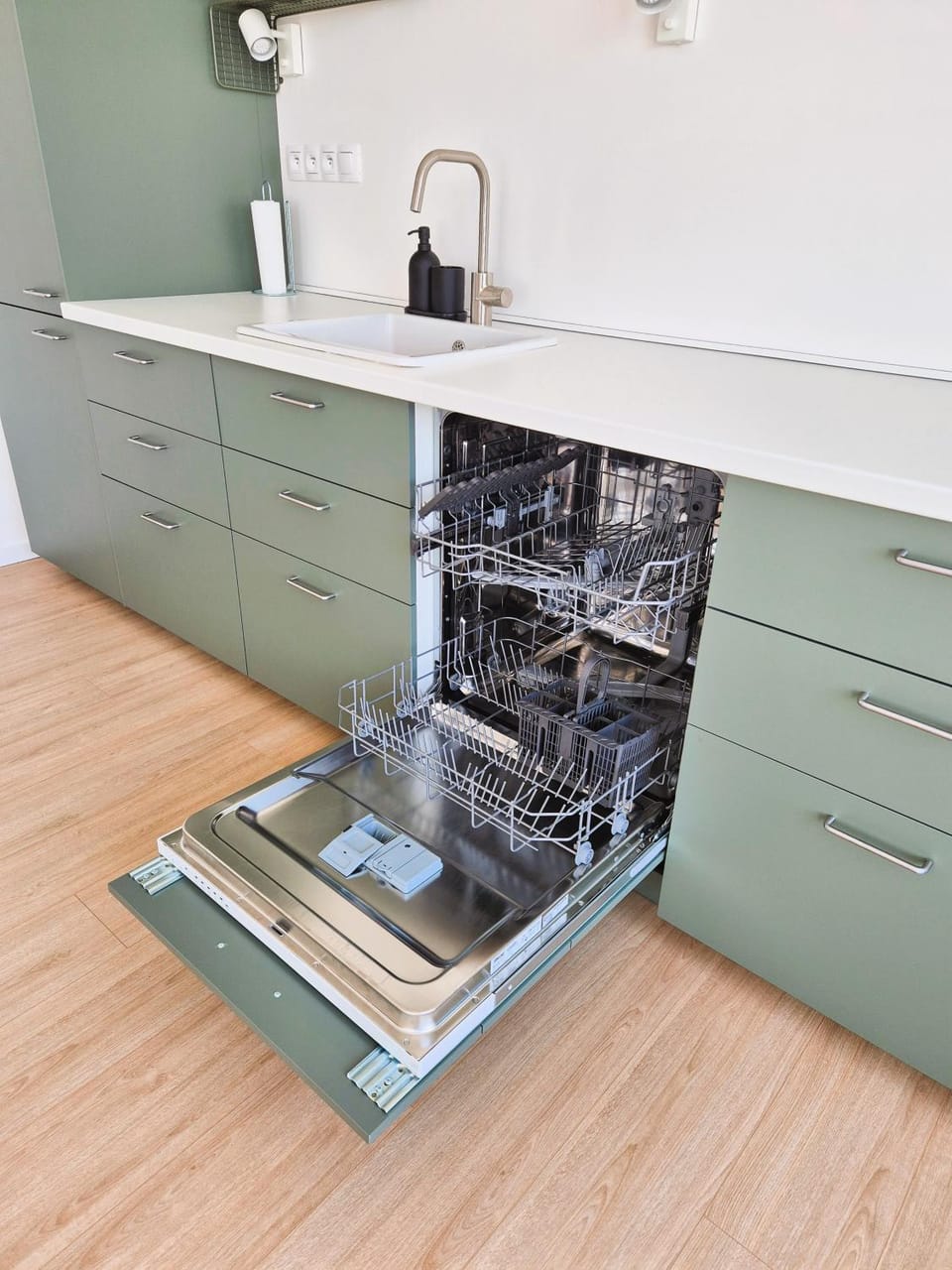 Kitchen or kitchenette, dishwasher