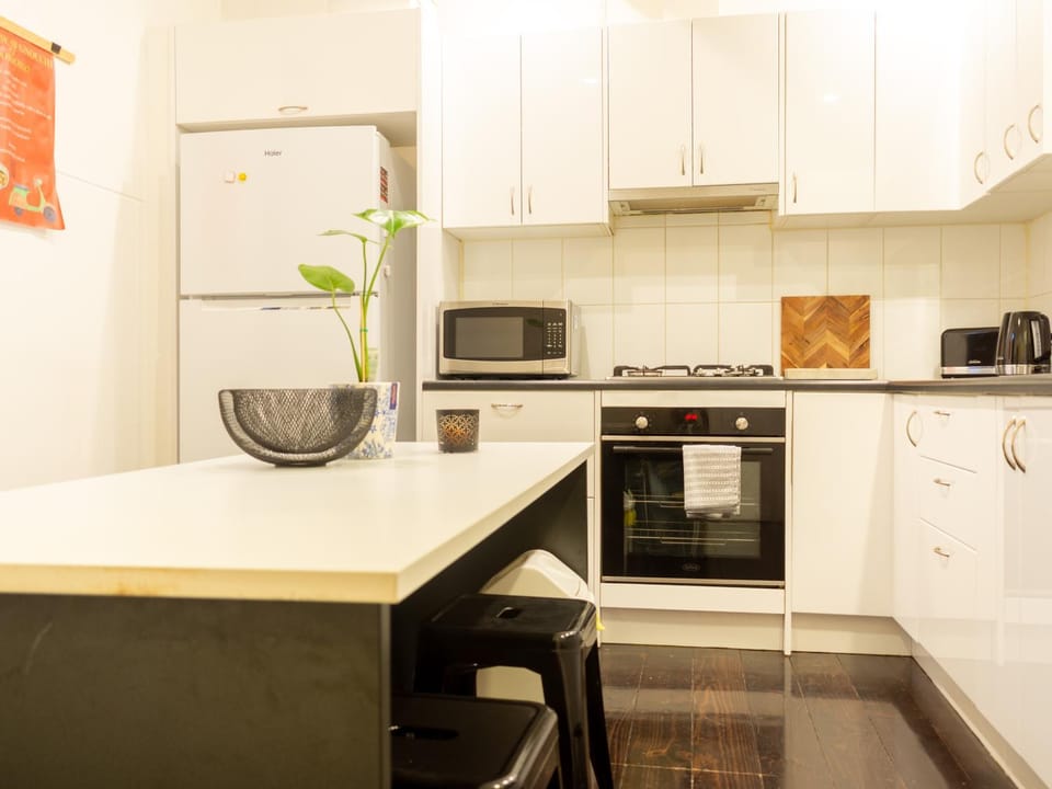 Coffee/tea facilities, Kitchen or kitchenette, Dining area, dishwasher, oven, stove, toaster