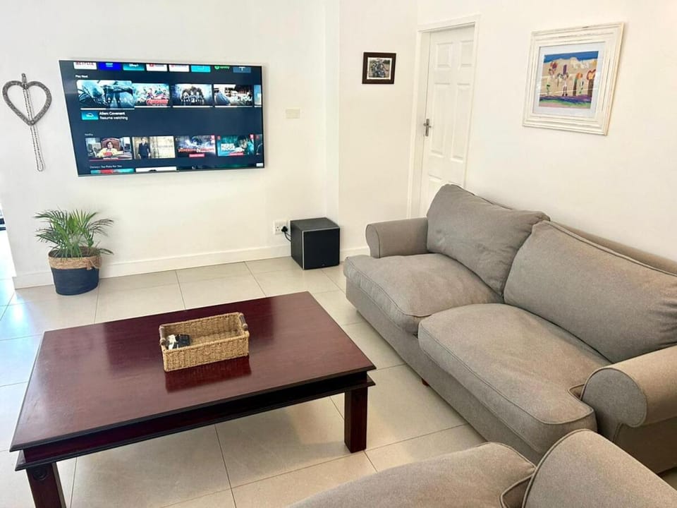 Living room, Seating area, Evening entertainment