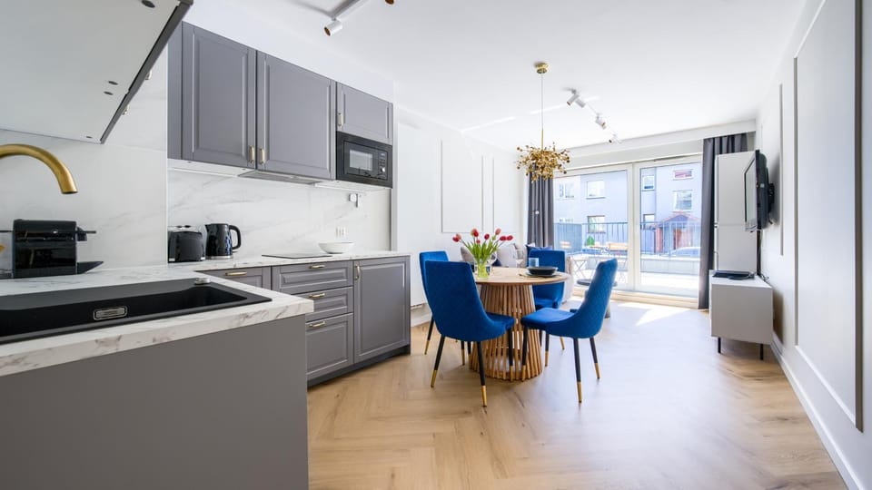 TV and multimedia, Kitchen or kitchenette, Living room, Seating area, Dining area