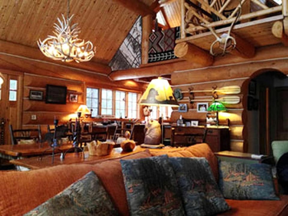 Beautiful Log Cabin with Jacuzzi Bathtub in the heart of Adirondack State Park Cabin in Upper Saranac Lake