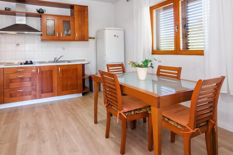 Kitchen or kitchenette, Dining area, oven, pet friendly
