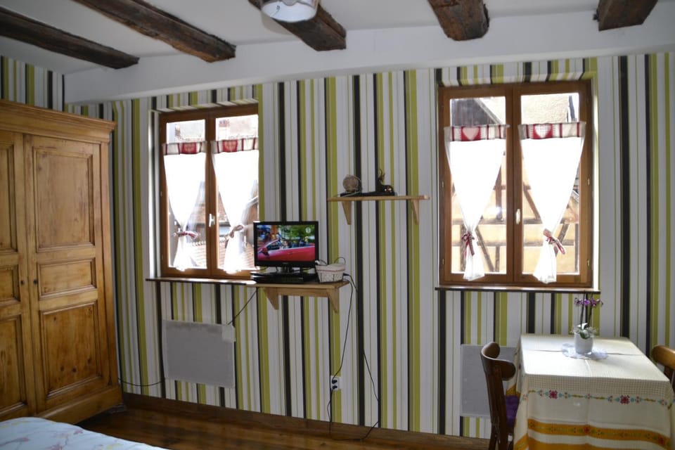 Bed, Day, Winter, Living room, Photo of the whole room, Decorative detail, Seating area, Dining area, Bedroom, On site