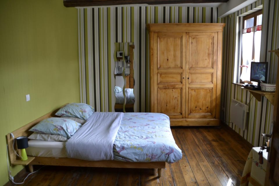 Bed, Day, Winter, TV and multimedia, Living room, Photo of the whole room, Decorative detail, Bedroom, On site