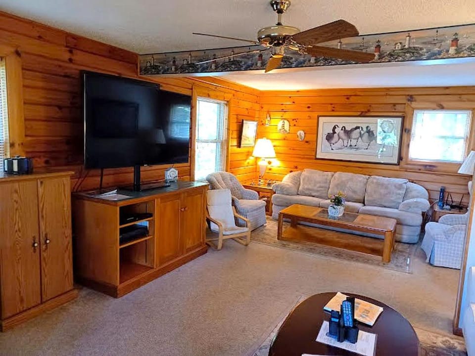 Rustic and Pet-Friendly Cabin Rental with Outdoor Hot Tub near Wisp Resort, Maryland Cabin in Deep Creek Lake