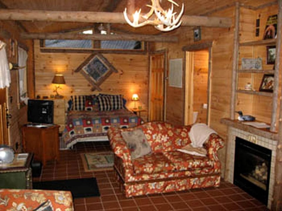 All Season Romantic One-Room Cabin on Moody Pond, in Upstate New York Cabin in Upper Saranac Lake