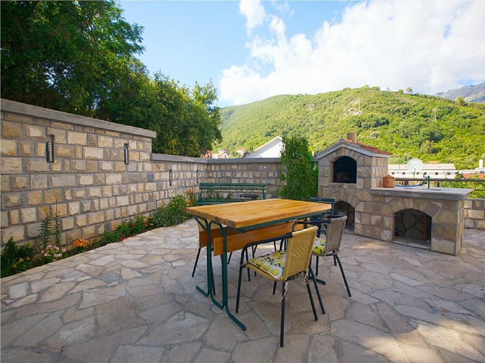 Patio, BBQ facilities