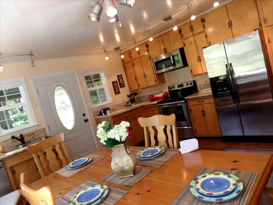 Kitchen or kitchenette, Dining area