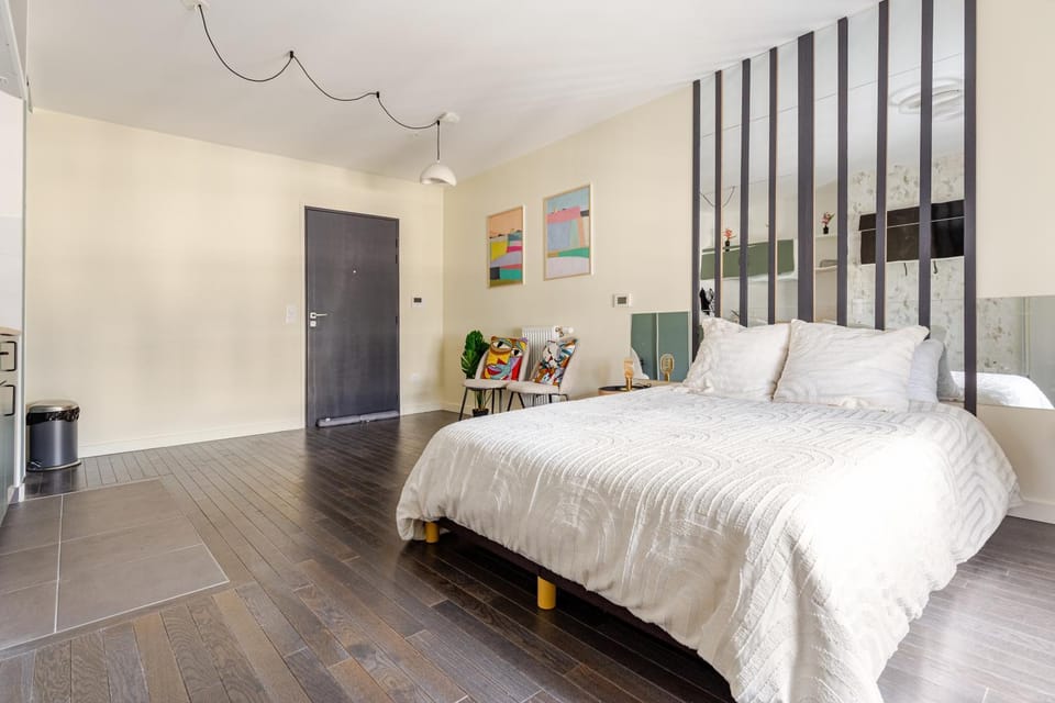 Photo of the whole room, Bedroom