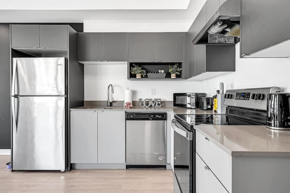 Ritzy 3BR Home with Balcony Near Burlington Pier House in Burlington