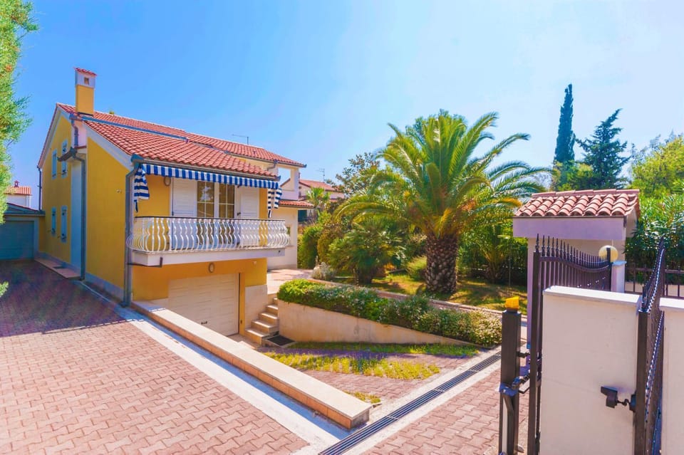 Property building, Day, Garden, Garden view