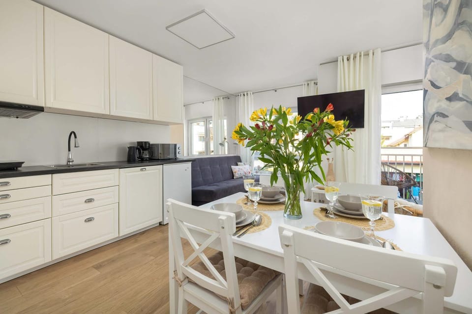 Coffee/tea facilities, Kitchen or kitchenette, Living room, Seating area, stove