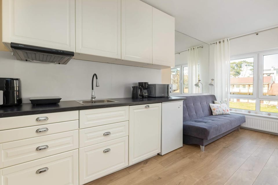 Coffee/tea facilities, Kitchen or kitchenette, stove