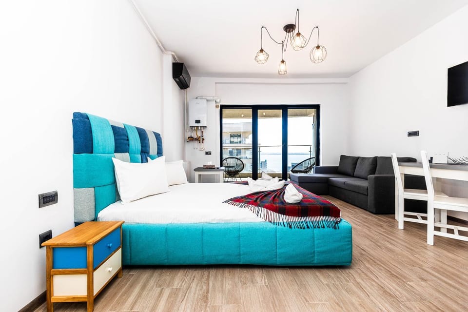 Bed, TV and multimedia, Photo of the whole room, Seating area, Bedroom