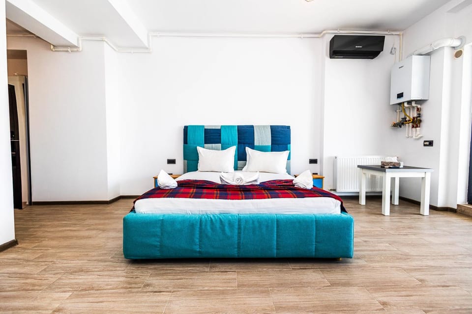 Bed, Photo of the whole room, Seating area, Bedroom, air conditioner