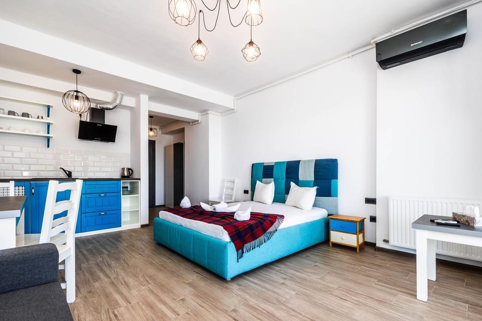 Bed, TV and multimedia, Photo of the whole room, Seating area, Bedroom