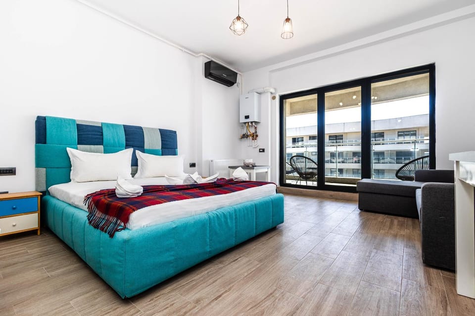Bed, TV and multimedia, Photo of the whole room, Seating area, Bedroom, air conditioner