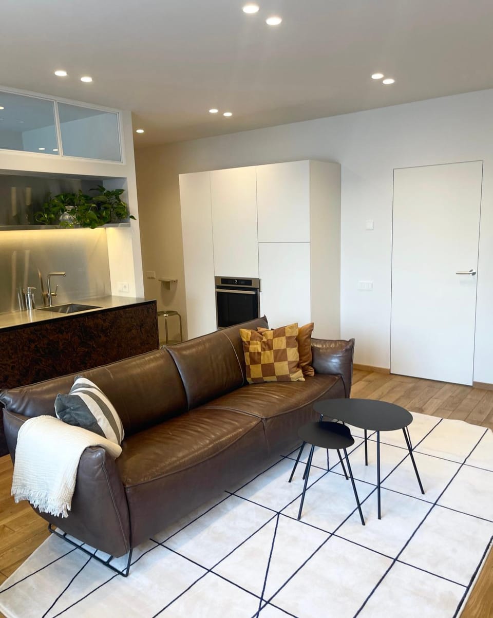 Communal lounge/ TV room, Seating area, oven, kitchen