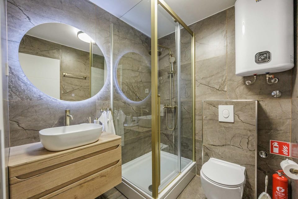 Shower, Toilet, Bathroom, towels