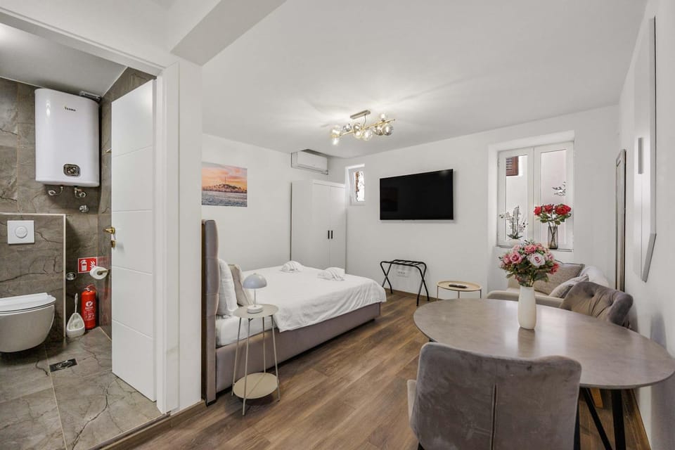 Bed, TV and multimedia, Living room, Photo of the whole room, Seating area, Bedroom, towels, air conditioner