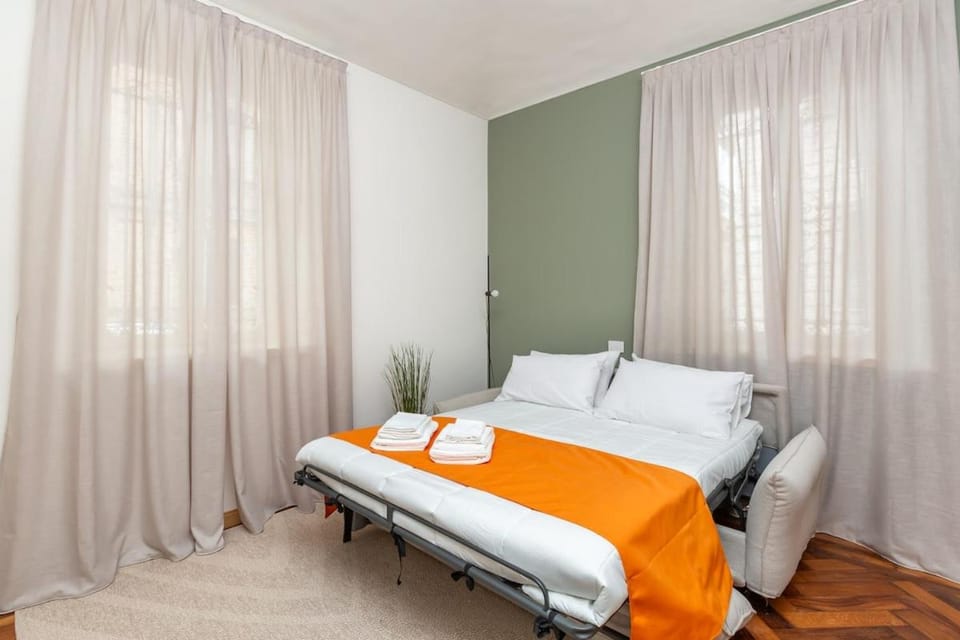 Bed, Photo of the whole room, towels