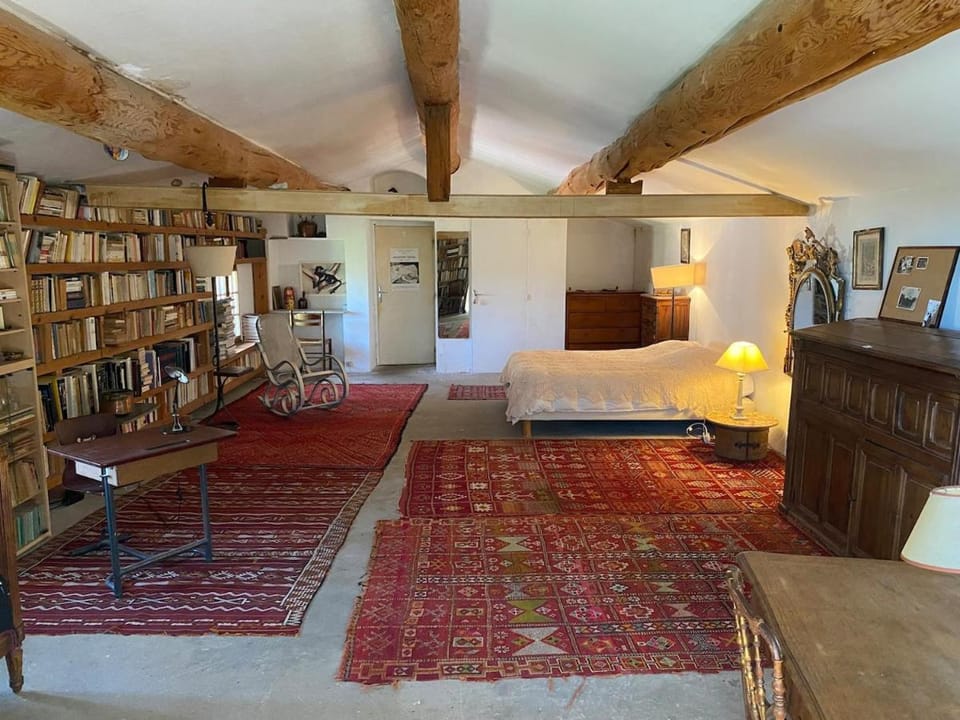 Bed, Library, Photo of the whole room, Seating area, Bedroom