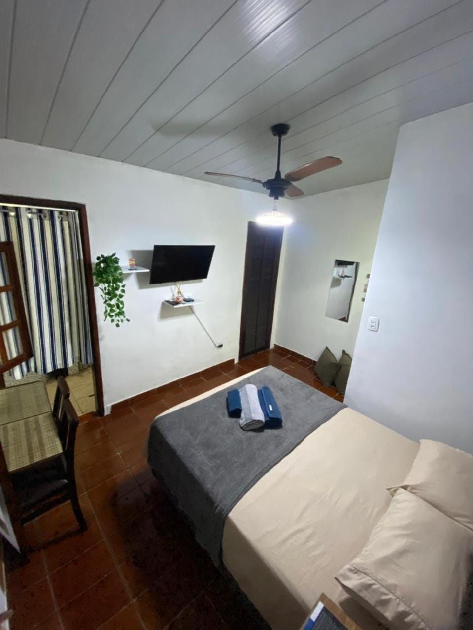 Bed, TV and multimedia, Photo of the whole room, Bedroom