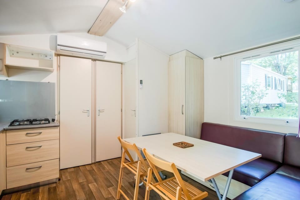 Property building, Kitchen or kitchenette, Living room