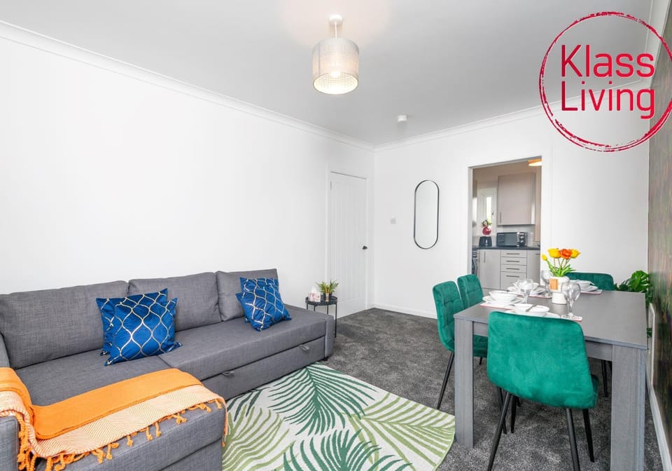 Living room, Decorative detail, Seating area, Dining area, Guests, group of guests, Family