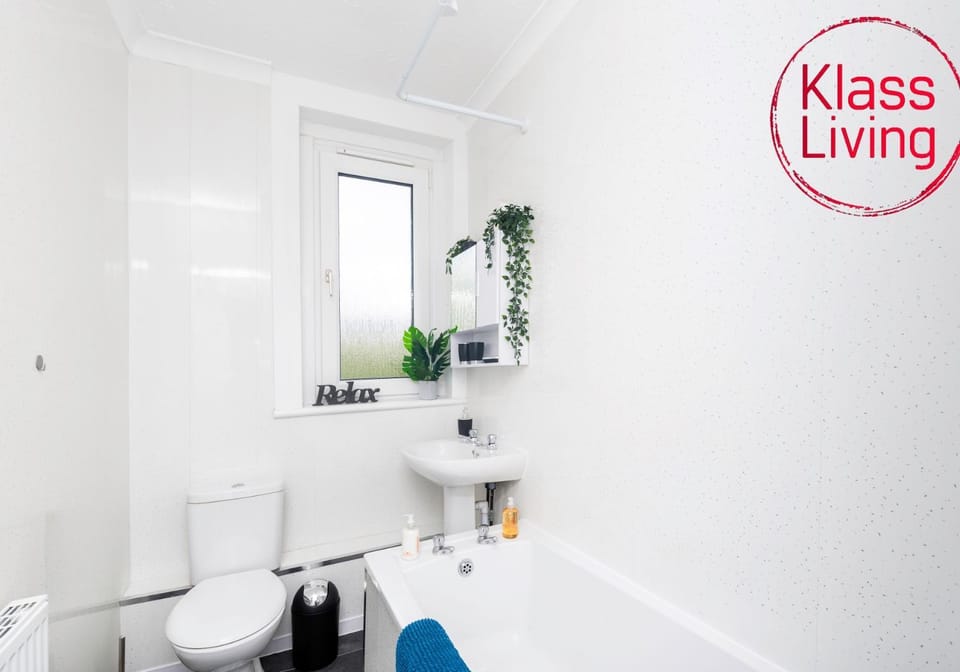 Shower, Toilet, Bathroom, Decorative detail, Guests, group of guests, Family