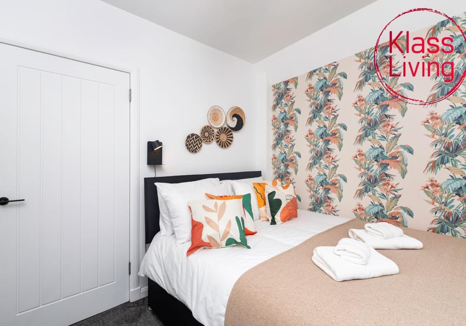 Bed, Decorative detail, Bedroom, Guests, group of guests, cot, Family