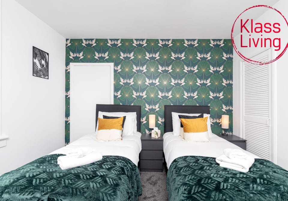 Bed, Decorative detail, Bedroom, Guests, group of guests, cot, Family