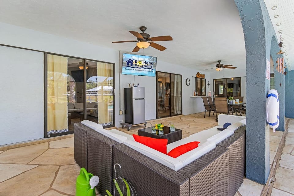 Heated Pool, Gulf Access, Dock & Fun Games - The Salty Palm - Roelens House in North Port