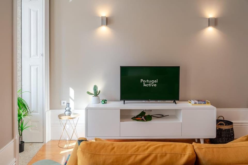 Classic Meets Modern – Downtown Balcony Retreat Apartment in Porto