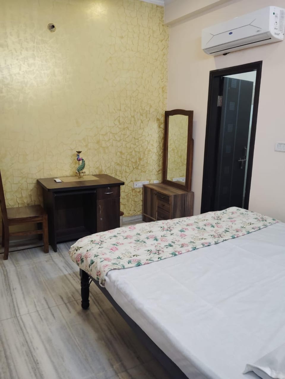 Bed, Photo of the whole room, Bedroom, air conditioner