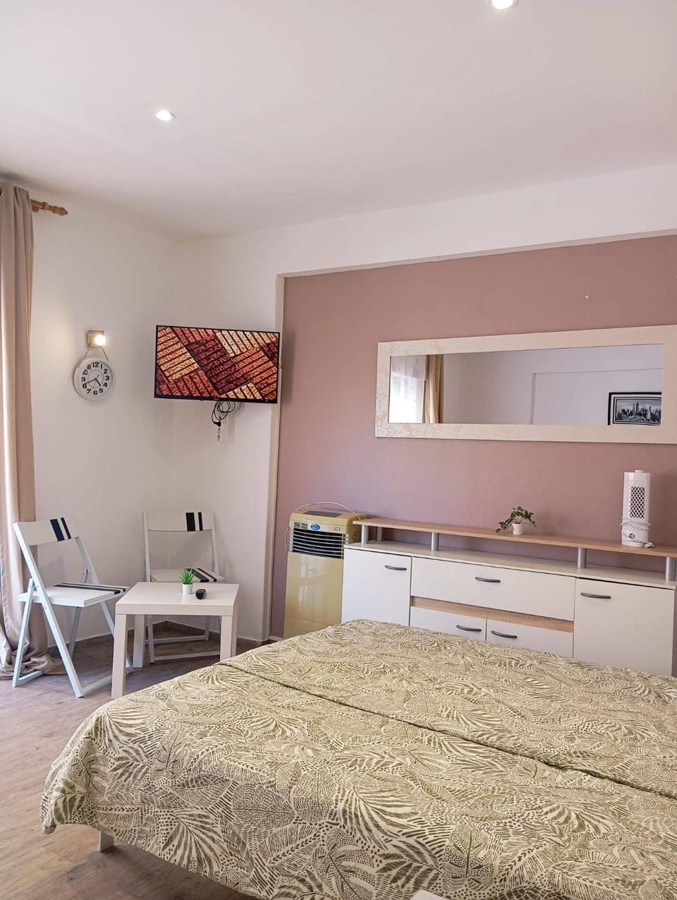 Bed, Living room