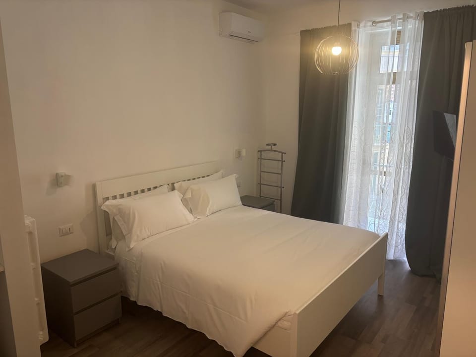 Bed, Photo of the whole room, Bedroom, air conditioner