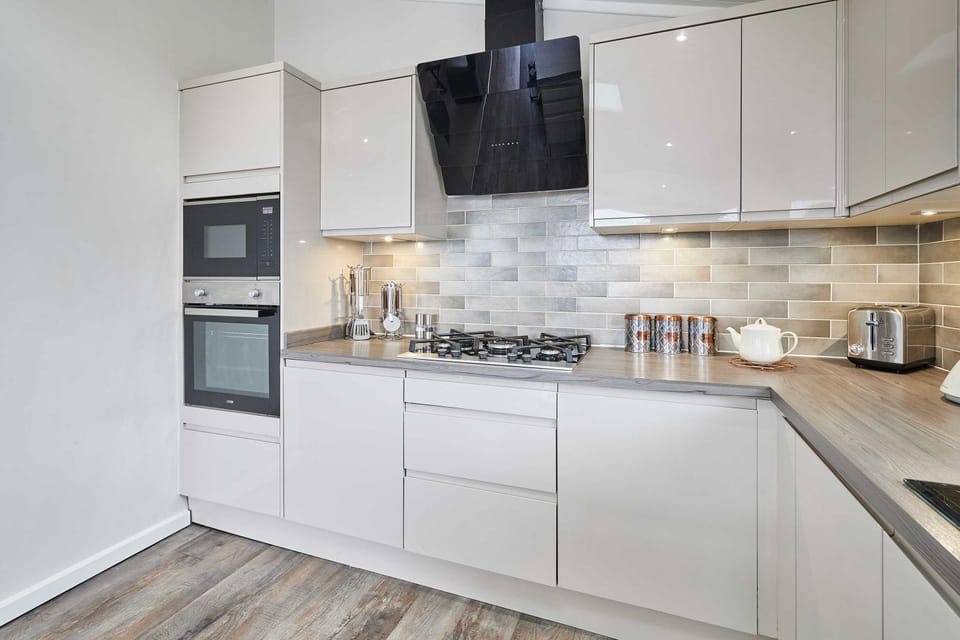 Coffee/tea facilities, Kitchen or kitchenette, dishwasher, oven, stove, toaster