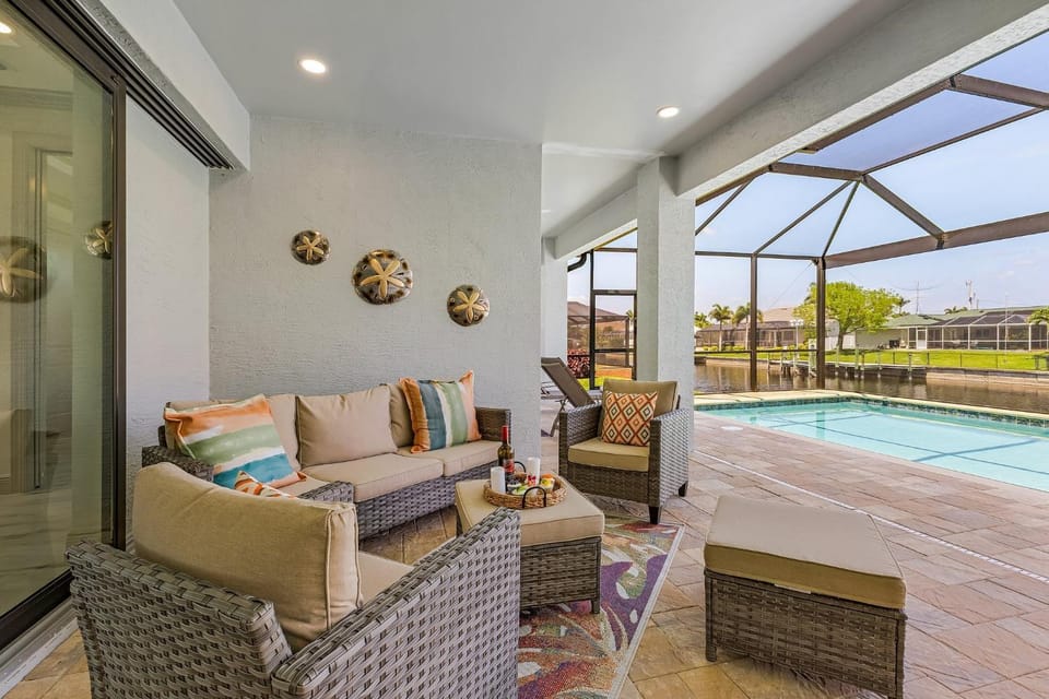 Heated Saltwater Pool, Gulf Access, Dock & Bikes - Casa De Palmas - Roelens House in Cape Coral