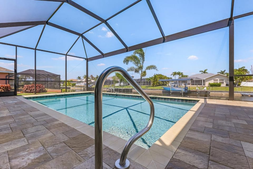 Heated Saltwater Pool, Gulf Access, Dock & Bikes - Casa De Palmas - Roelens House in Cape Coral