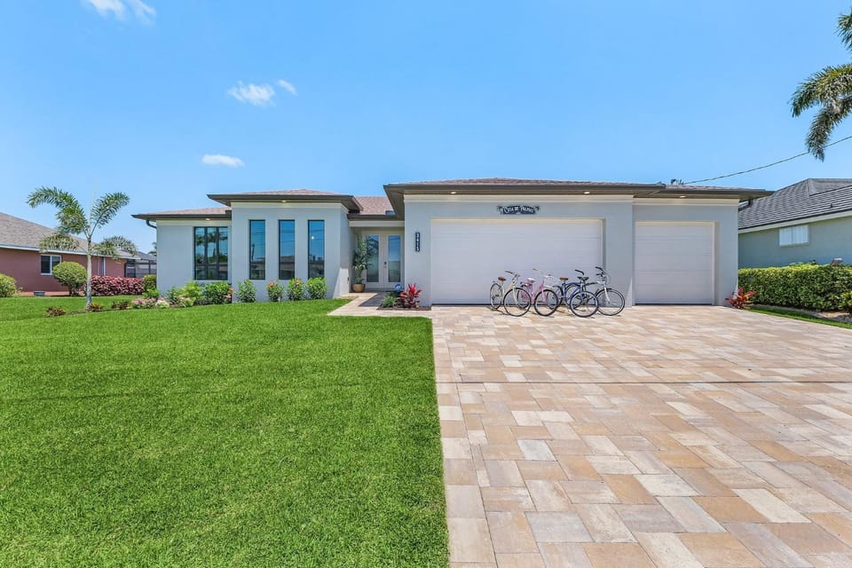 Heated Saltwater Pool, Gulf Access, Dock & Bikes - Casa De Palmas - Roelens House in Cape Coral