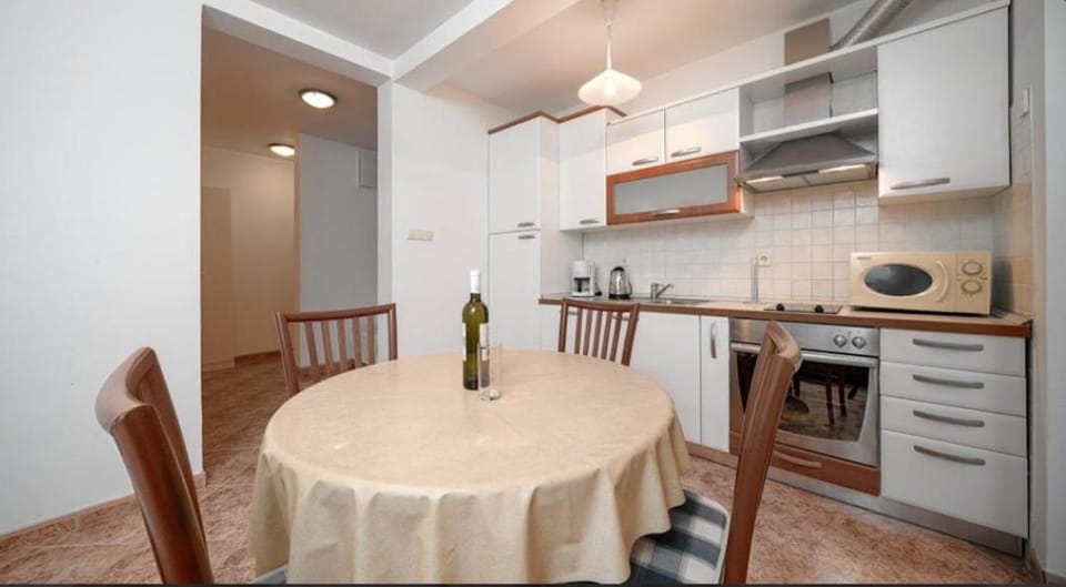 Kitchen or kitchenette, Dining area, dishwasher, oven, stove