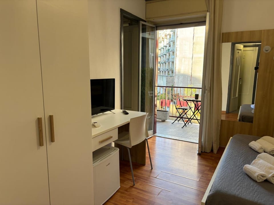 Bed, TV and multimedia, View (from property/room), Balcony/Terrace, Photo of the whole room, Bedroom, towels
