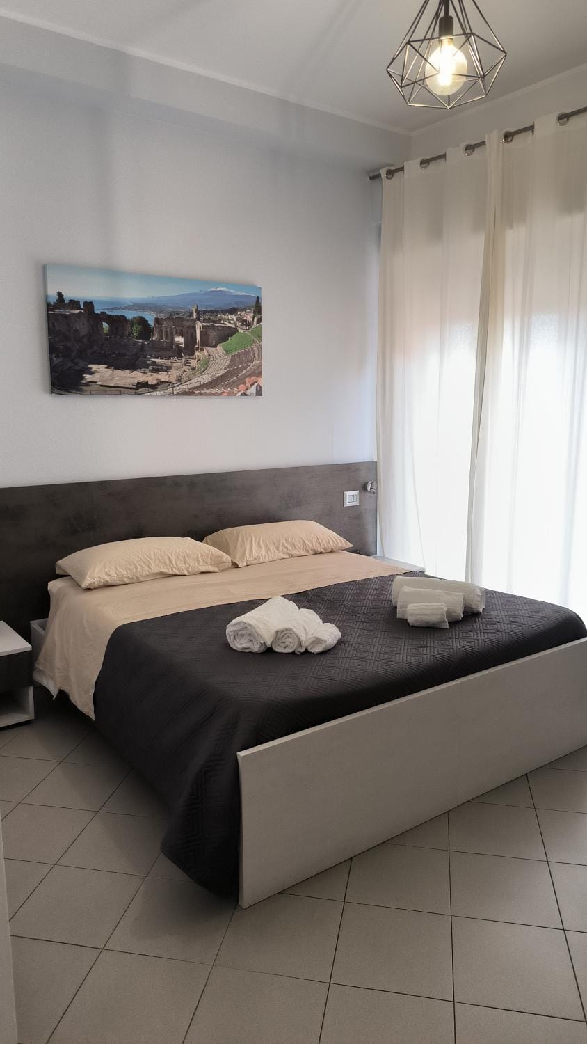 Bed, Bedroom, towels