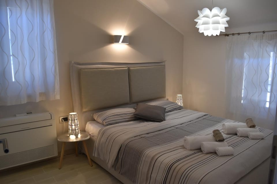 Bedroom, Pool view