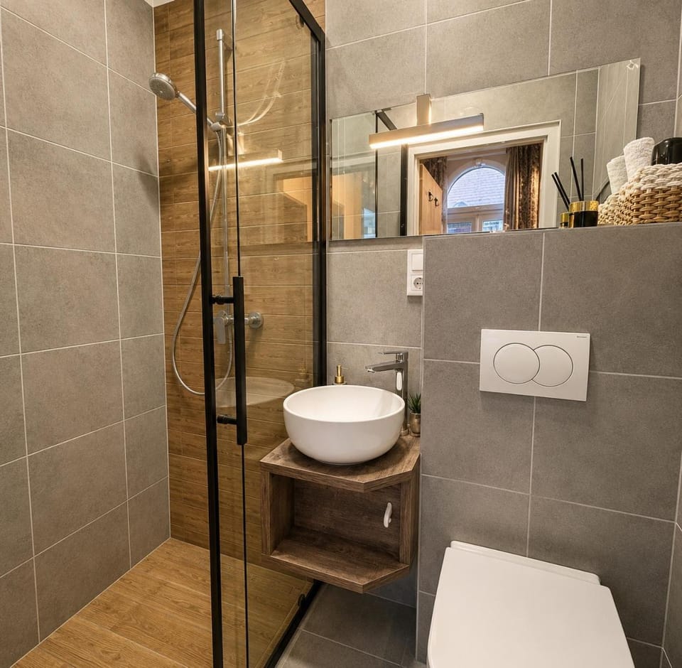 Elegant Central Studio Metro ,Tram at Your Door Apartment in Budapest