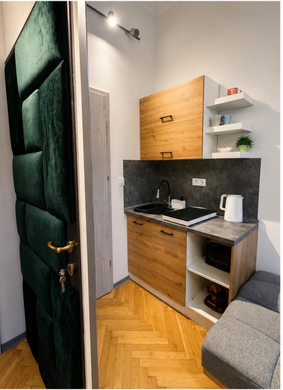 Elegant Central Studio Metro ,Tram at Your Door Apartment in Budapest