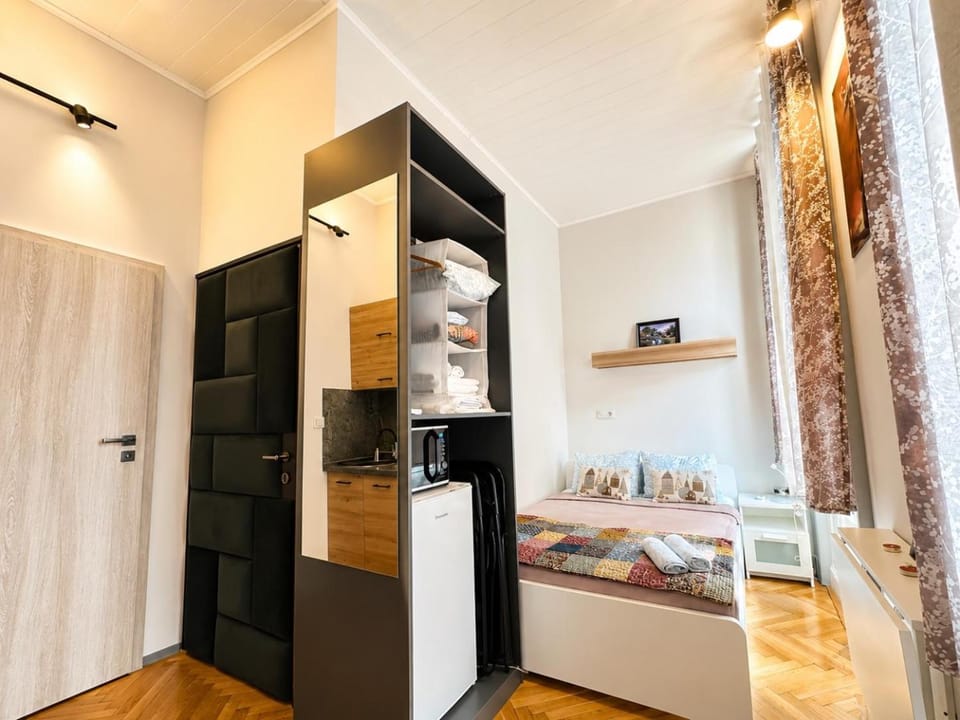 Elegant Central Studio Metro ,Tram at Your Door Apartment in Budapest