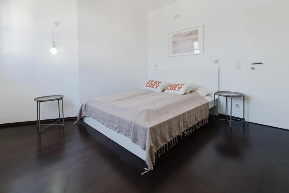 4 BR Apartment - ZENTRAL - GERÄUMIG - KÜCHE - TERRASSE - WIFI - KAFFEE - PARKHAUS Apartment in Wiesbaden