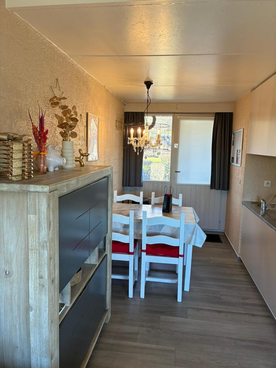 Seating area, Dining area